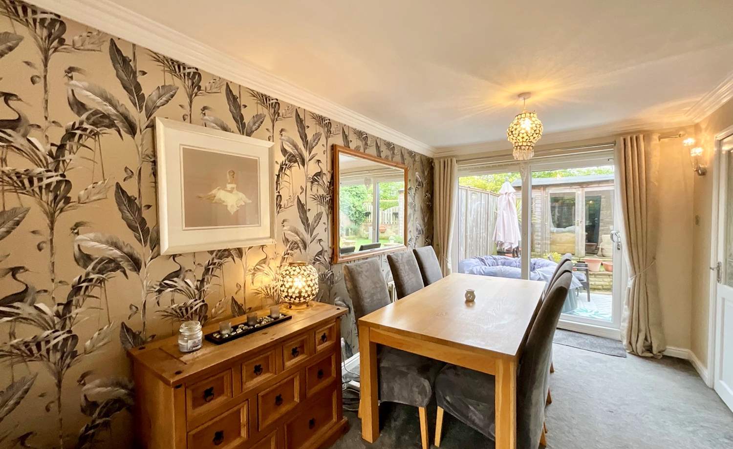 lounge/dining room