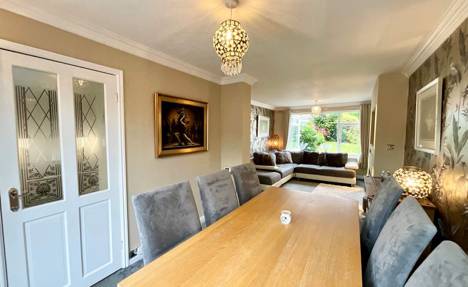 lounge/dining room