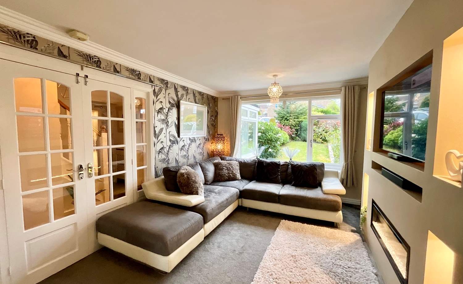 lounge/dining room
