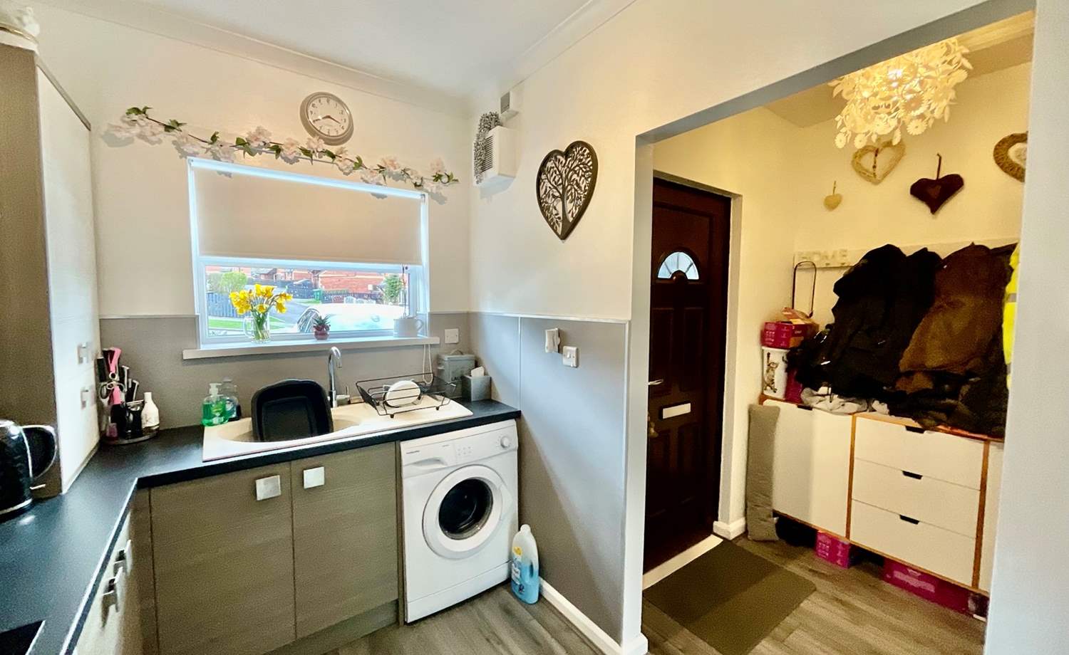 Kitchen Area / Porch