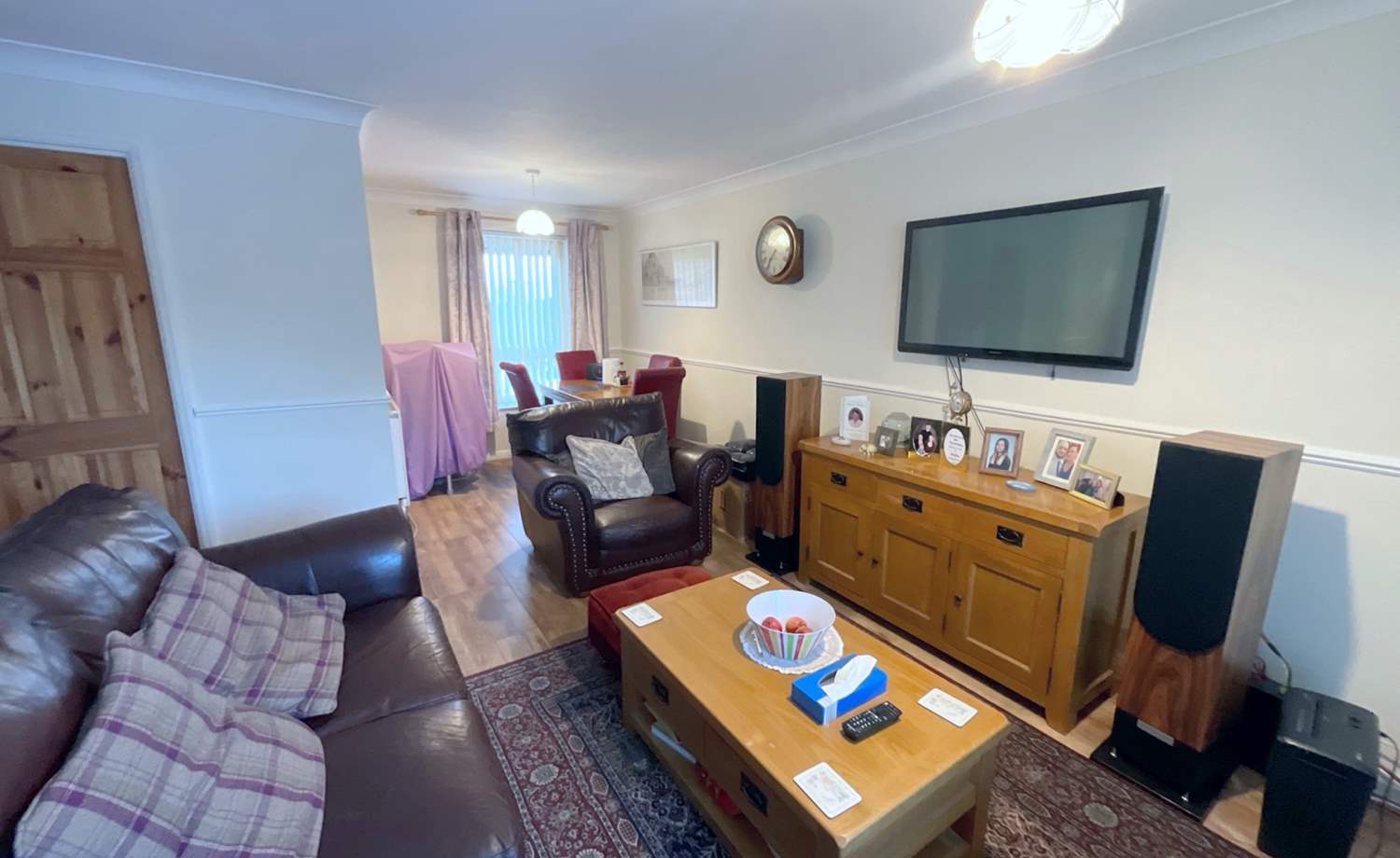 LIVING ROOM/DINING ROOM