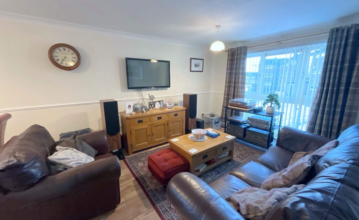 LIVING ROOM/DINING ROOM