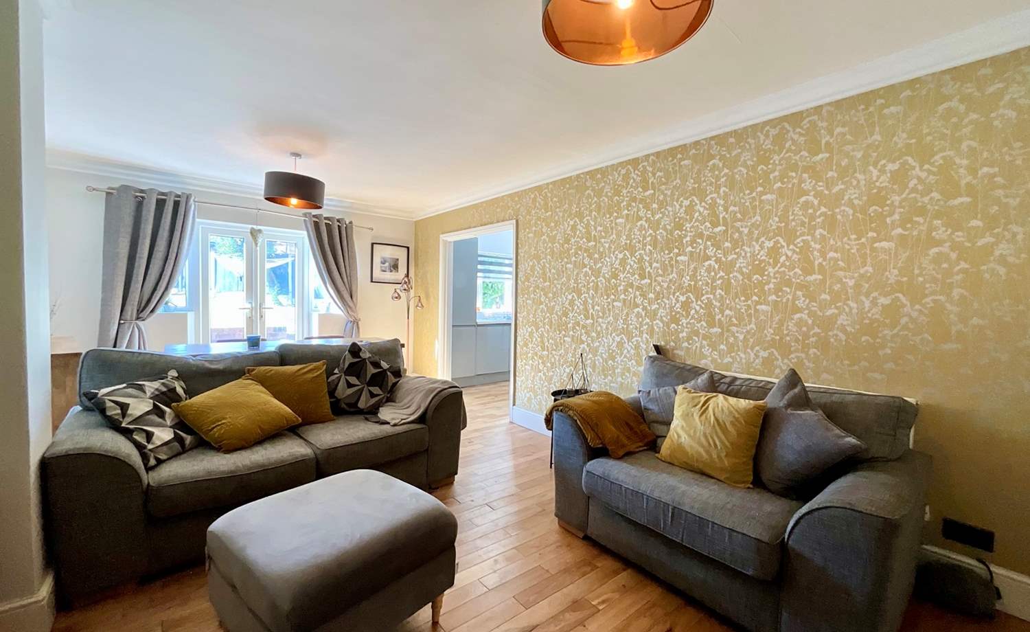 open plan living/dining space