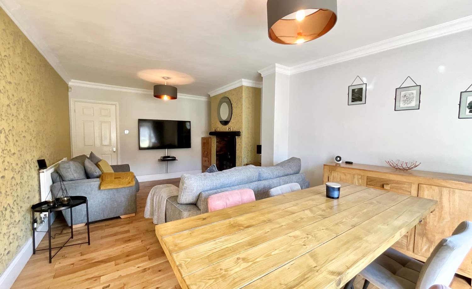 open plan living/dining space