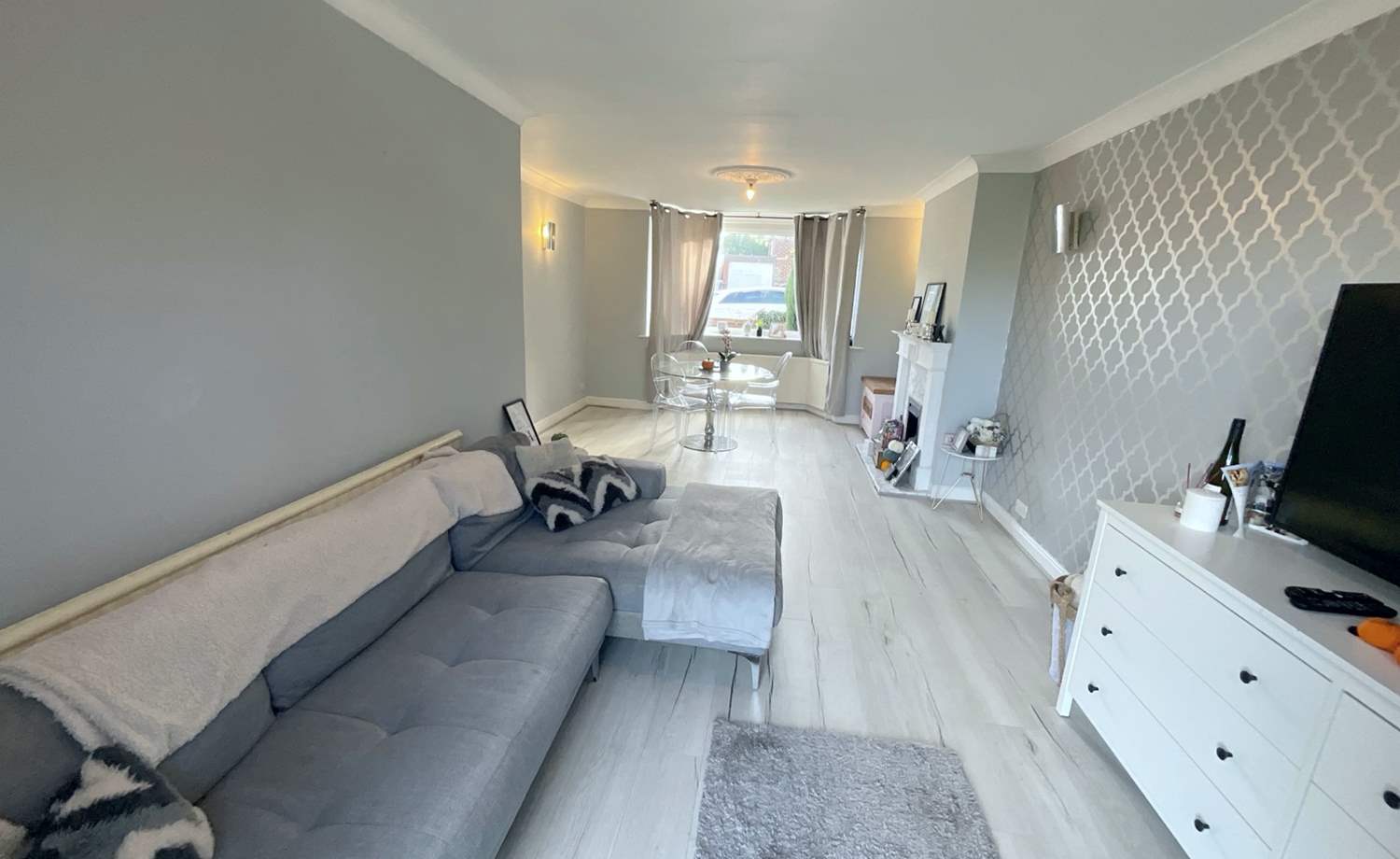 LIVING ROOM/DINER