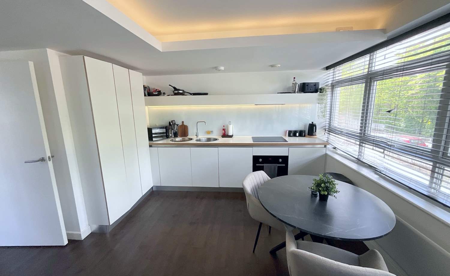 LIVING ROOM/DINER