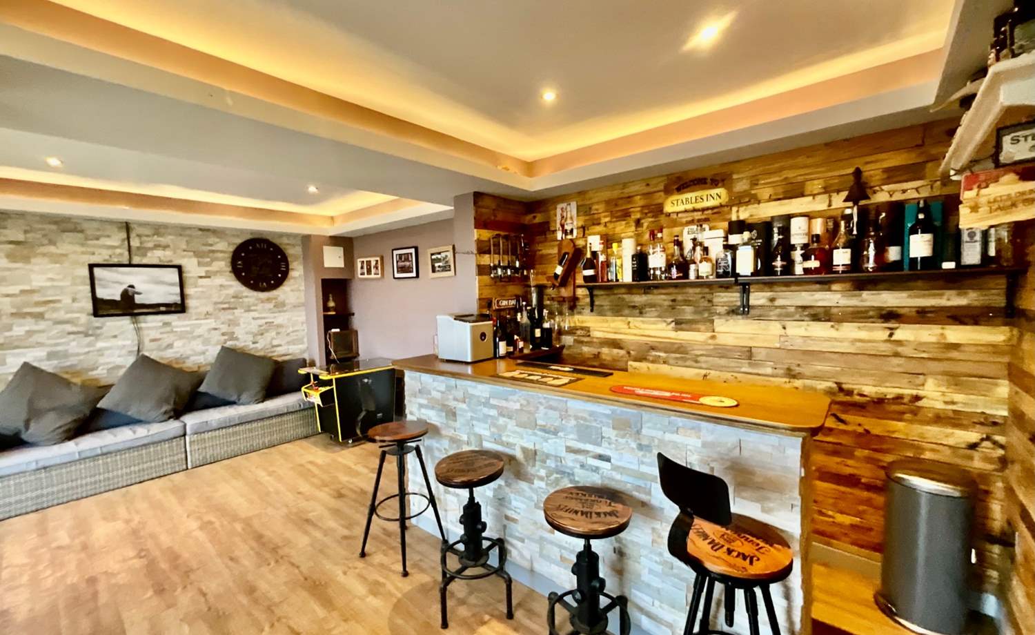 Annexe Bar/ Workplace / Bedroom