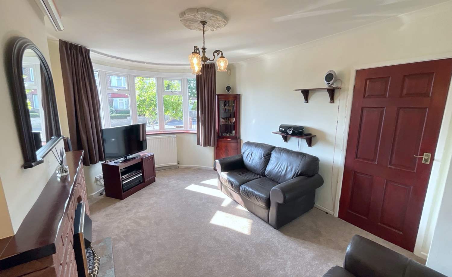 LIVING ROOM/DINER