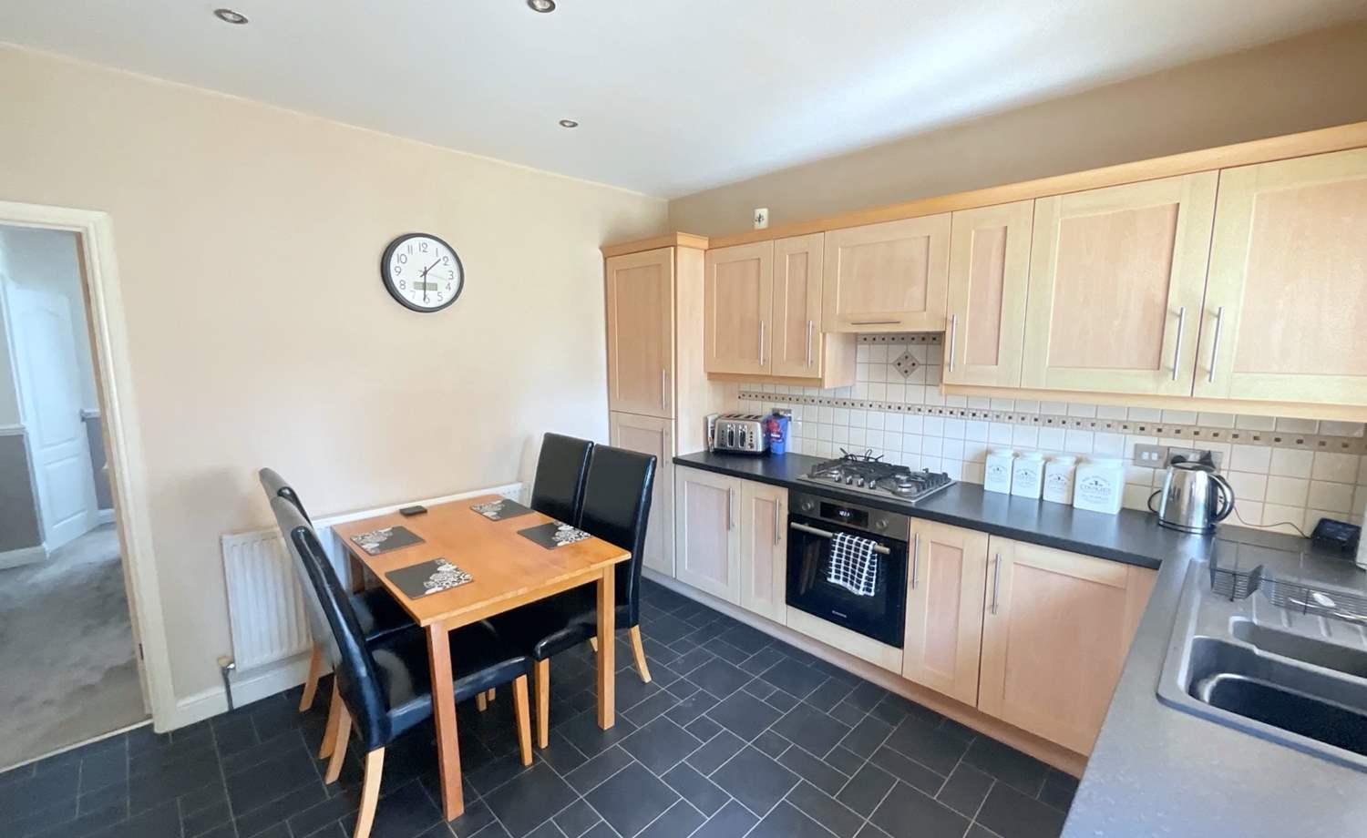 KITCHEN/DINING ROOM