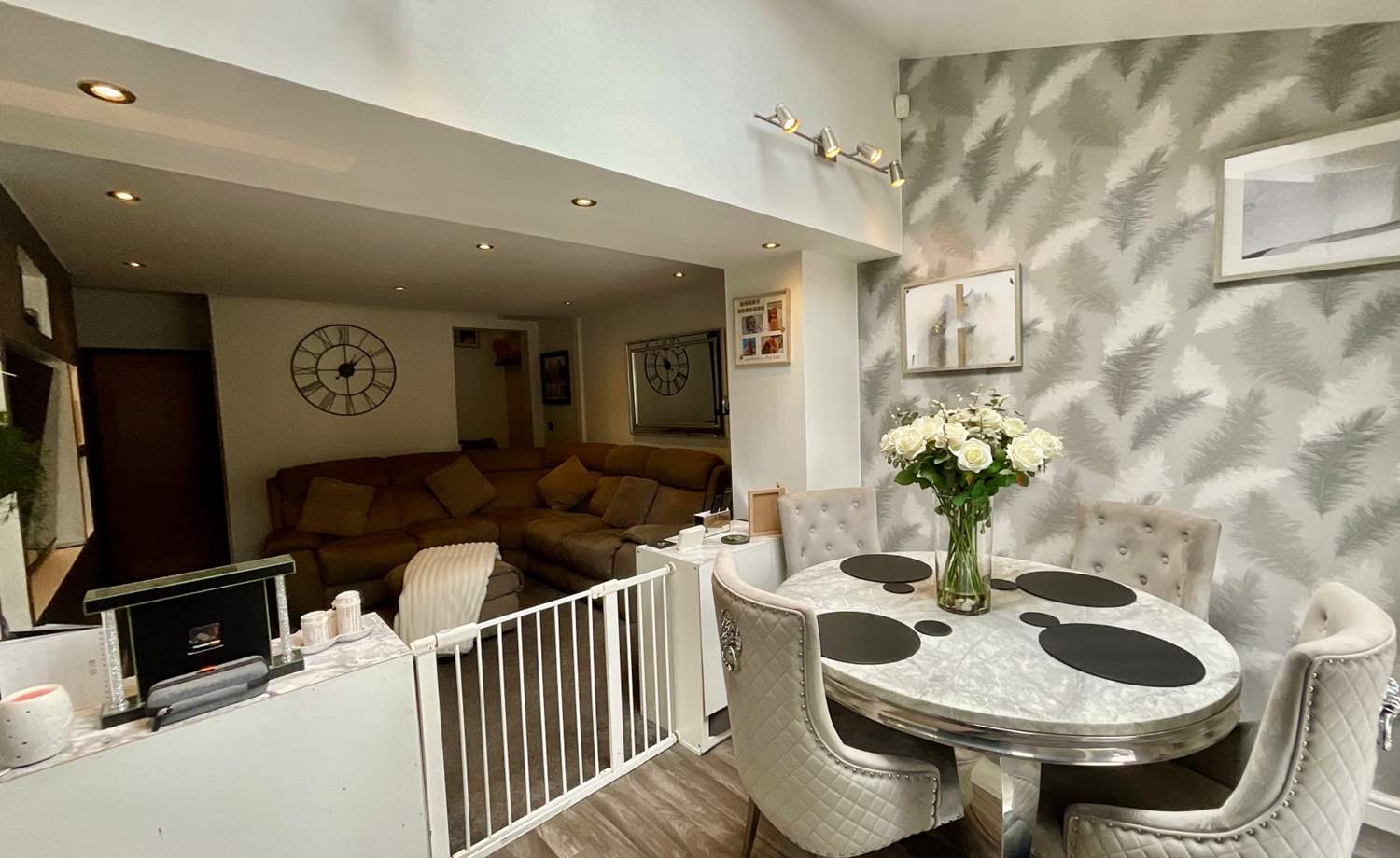 Lounge & Dining Area