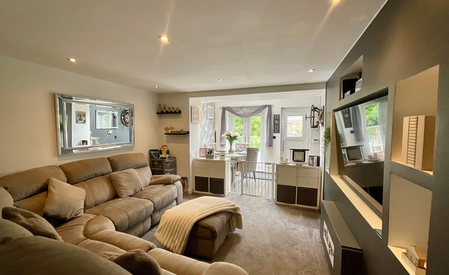 Lounge & Dining Area