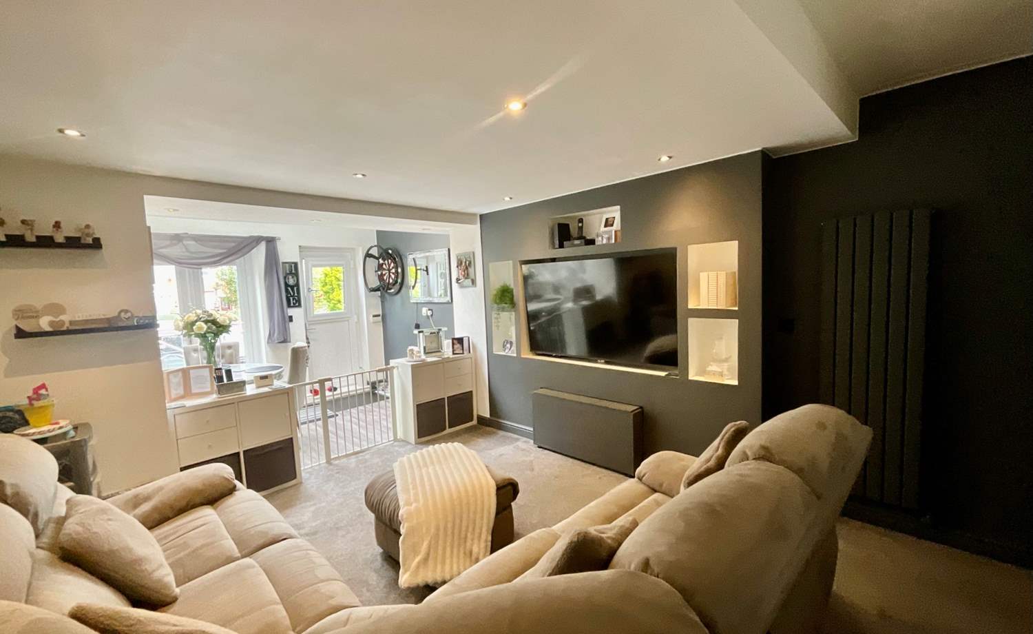 Lounge & Dining Area