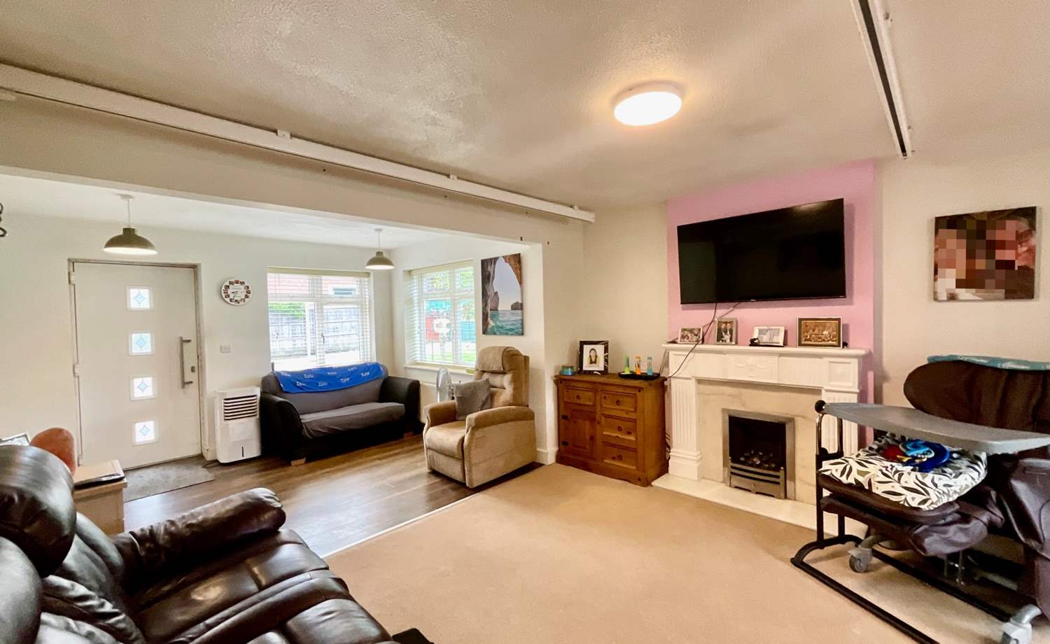 Lounge & Dining Area