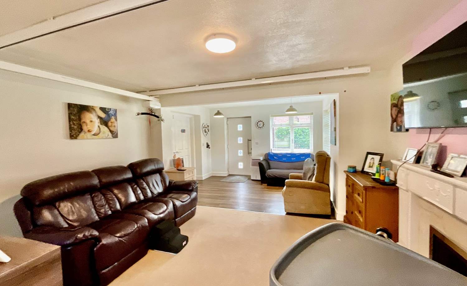 Lounge & Dining Area
