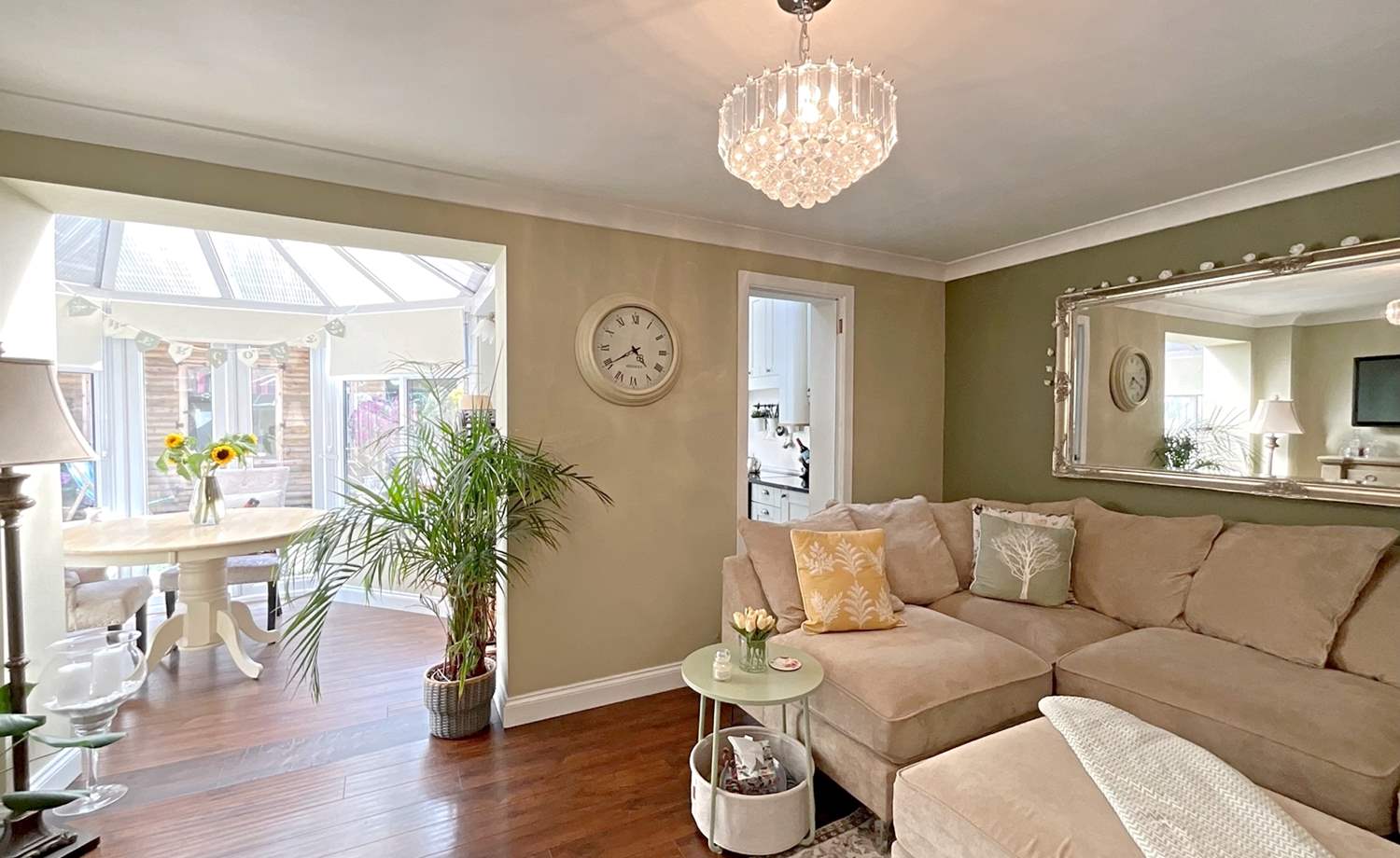 sitting room/dining room