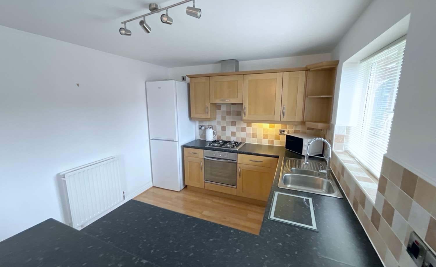 KITCHEN/LIVING ROOM