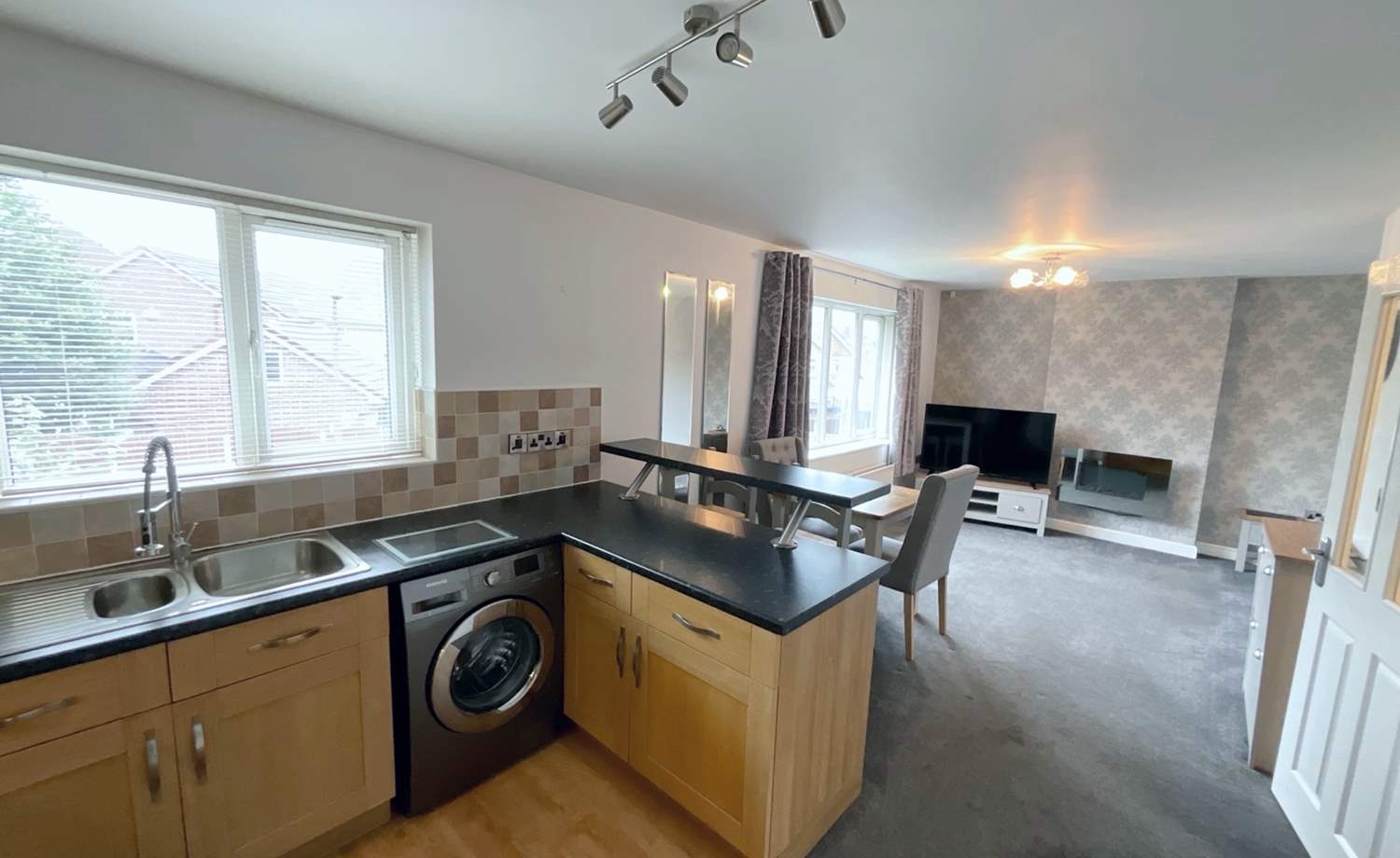 KITCHEN/LIVING ROOM