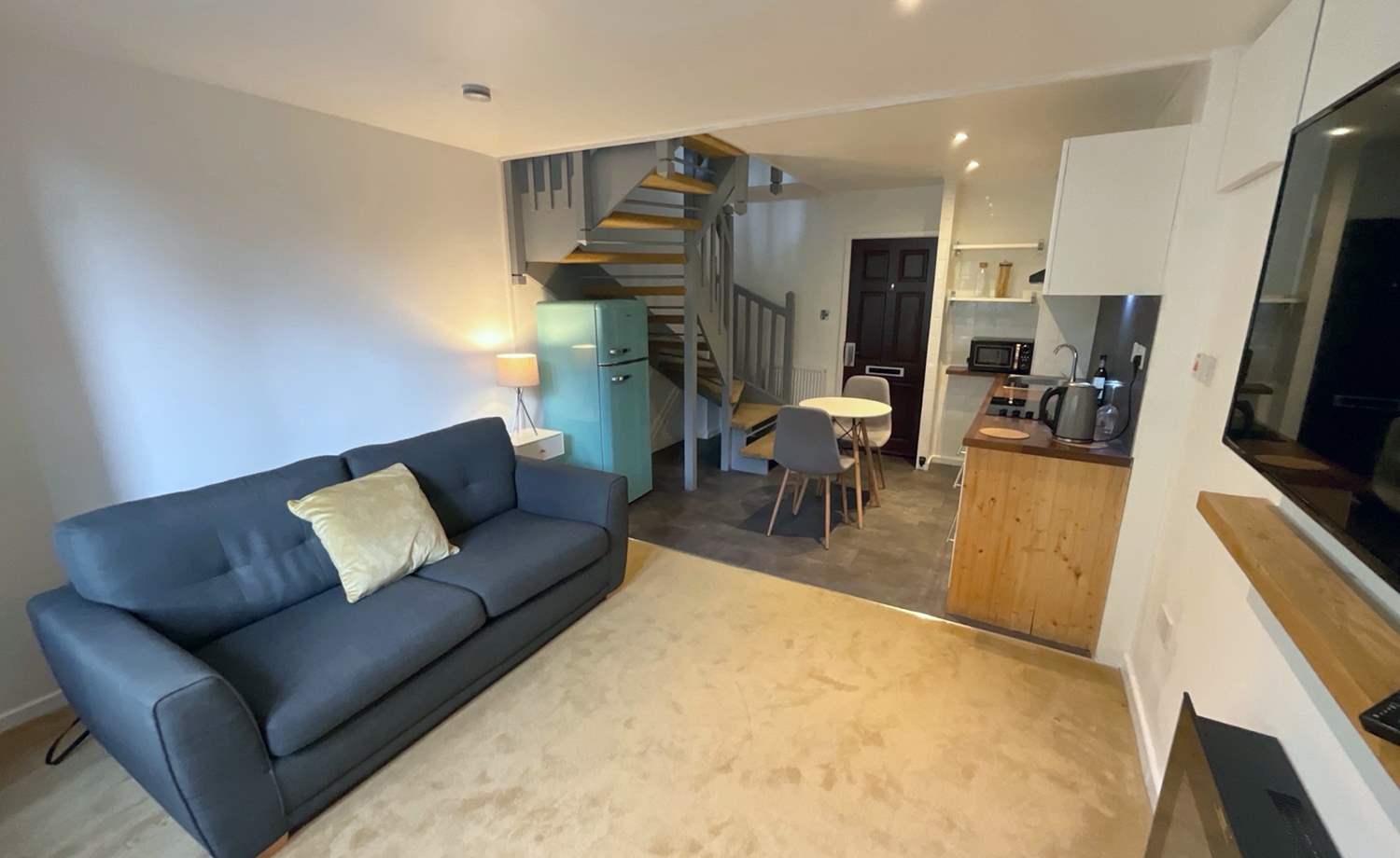 KITCHEN/LIVING ROOM