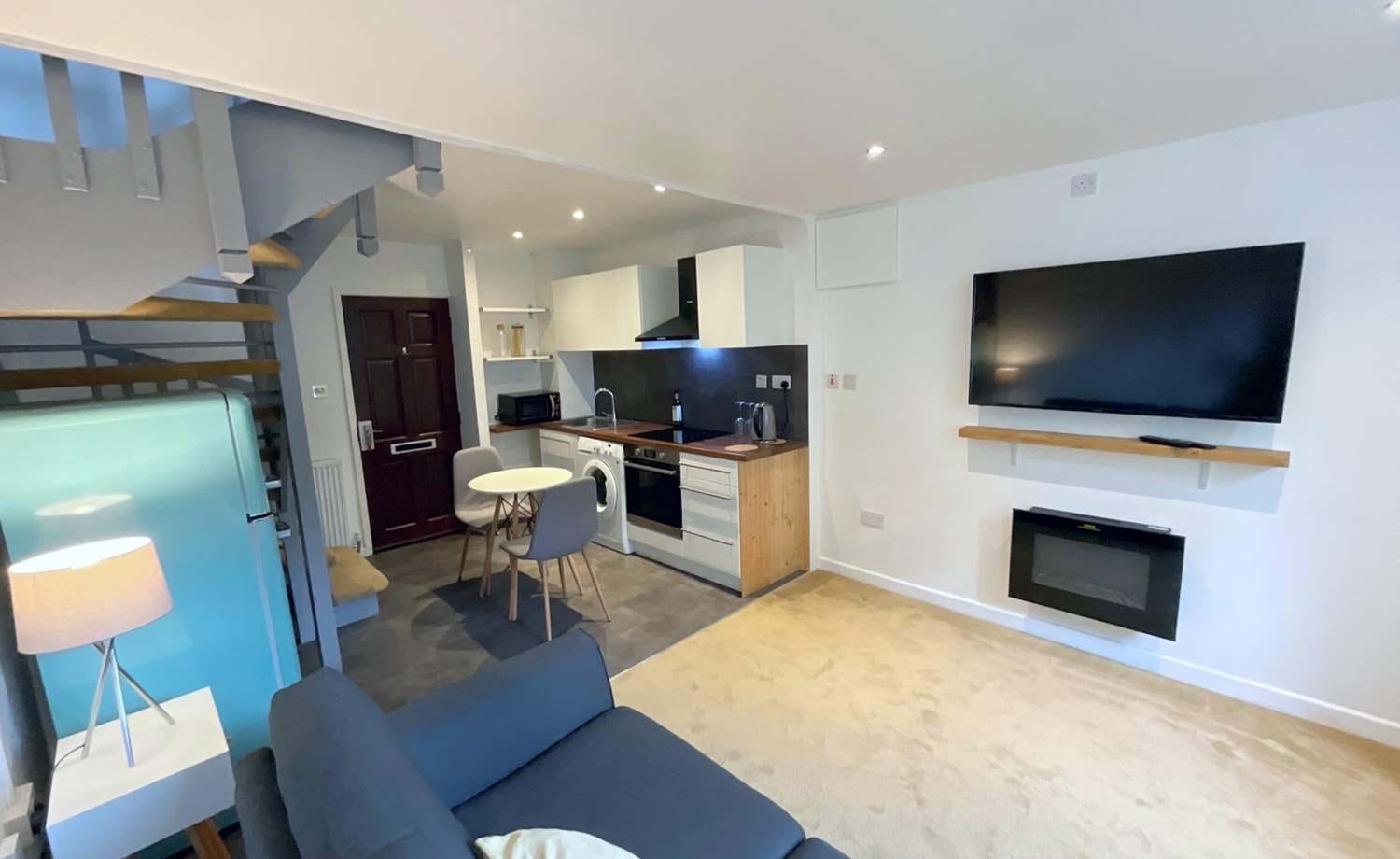 KITCHEN/LIVING ROOM