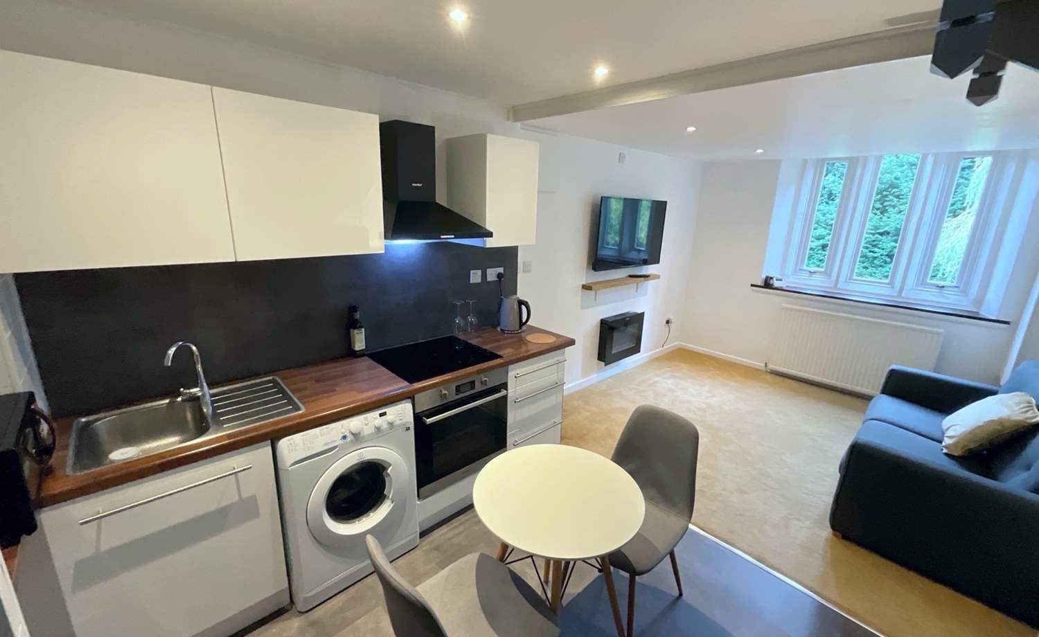 KITCHEN/LIVING ROOM