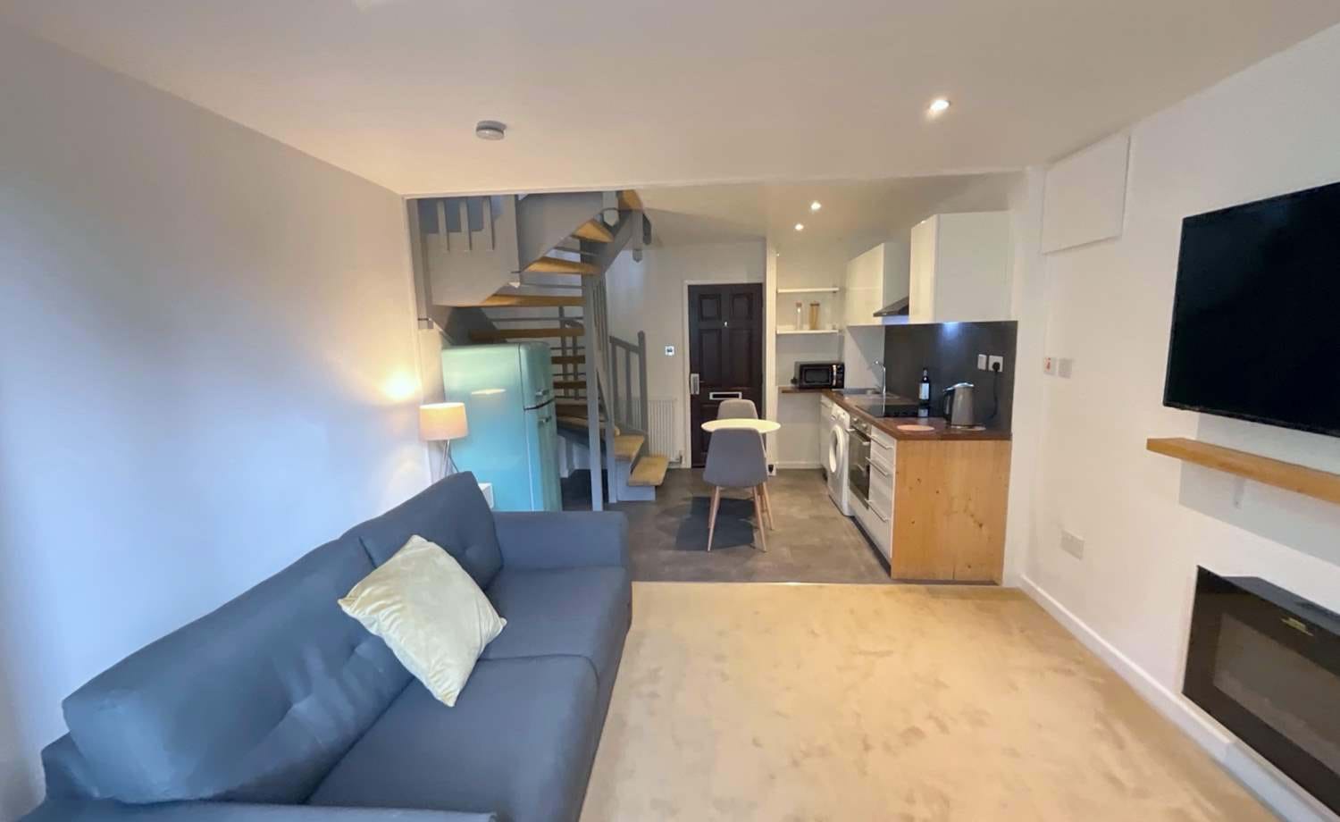 KITCHEN/LIVING ROOM