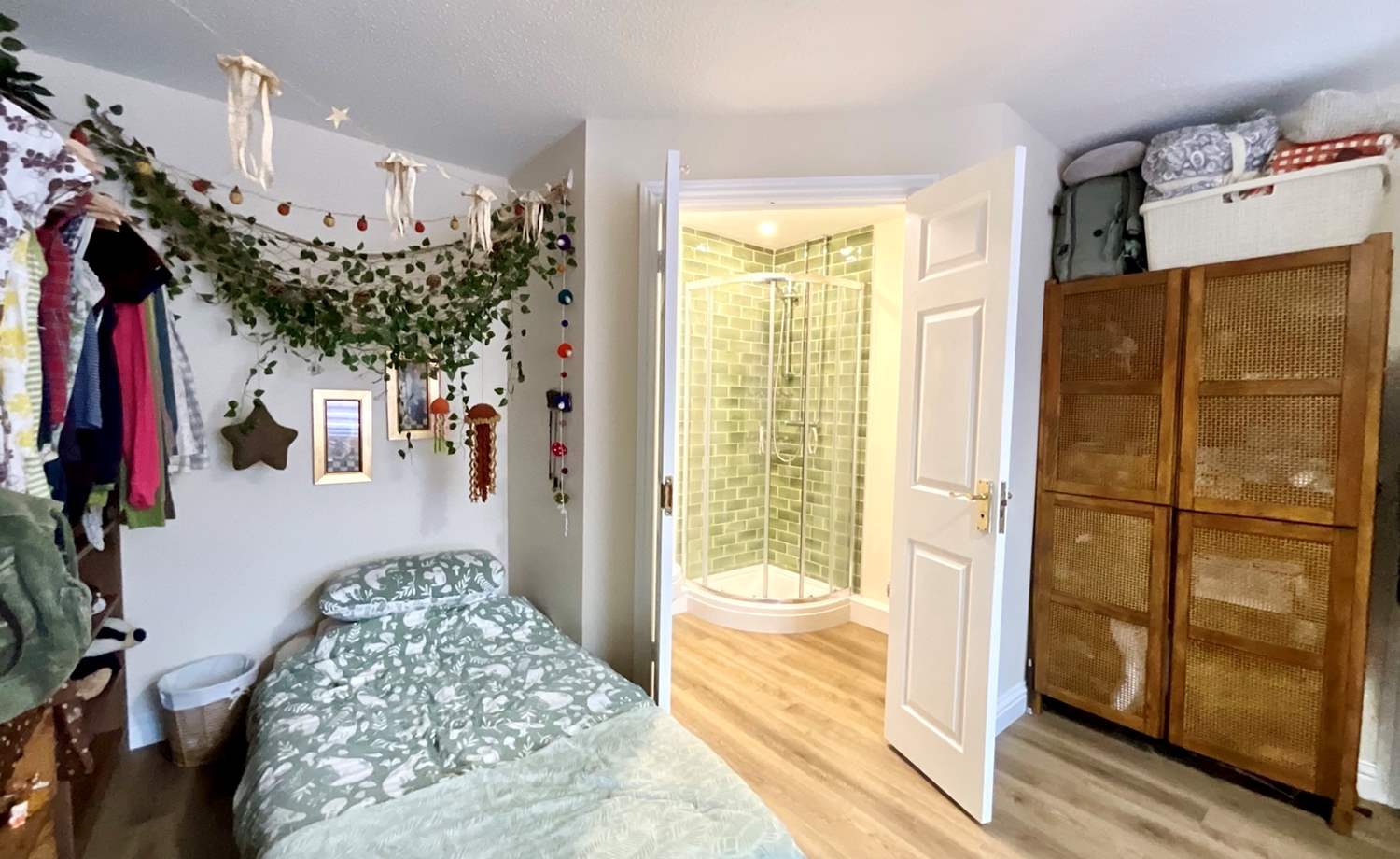 bedroom with en suite