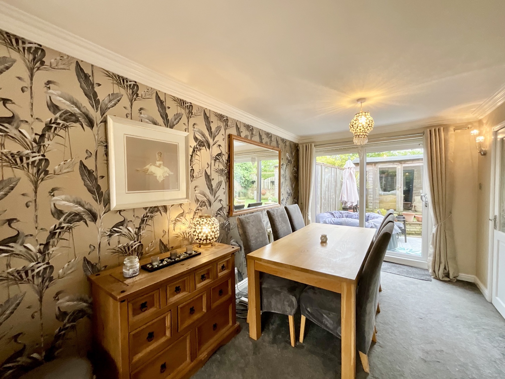 lounge/dining room