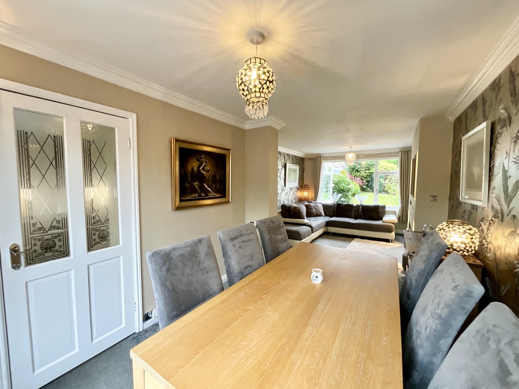 lounge/dining room