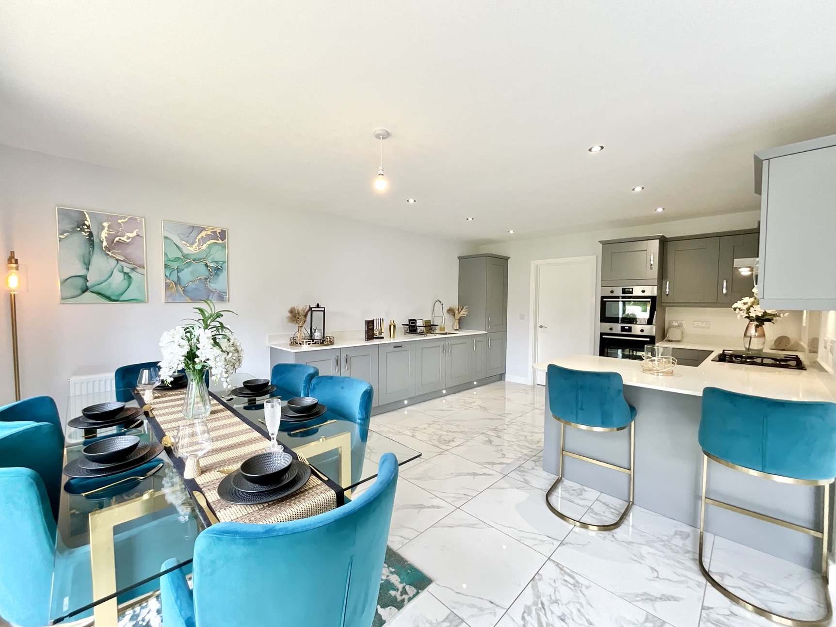 kitchen/dining/living/space