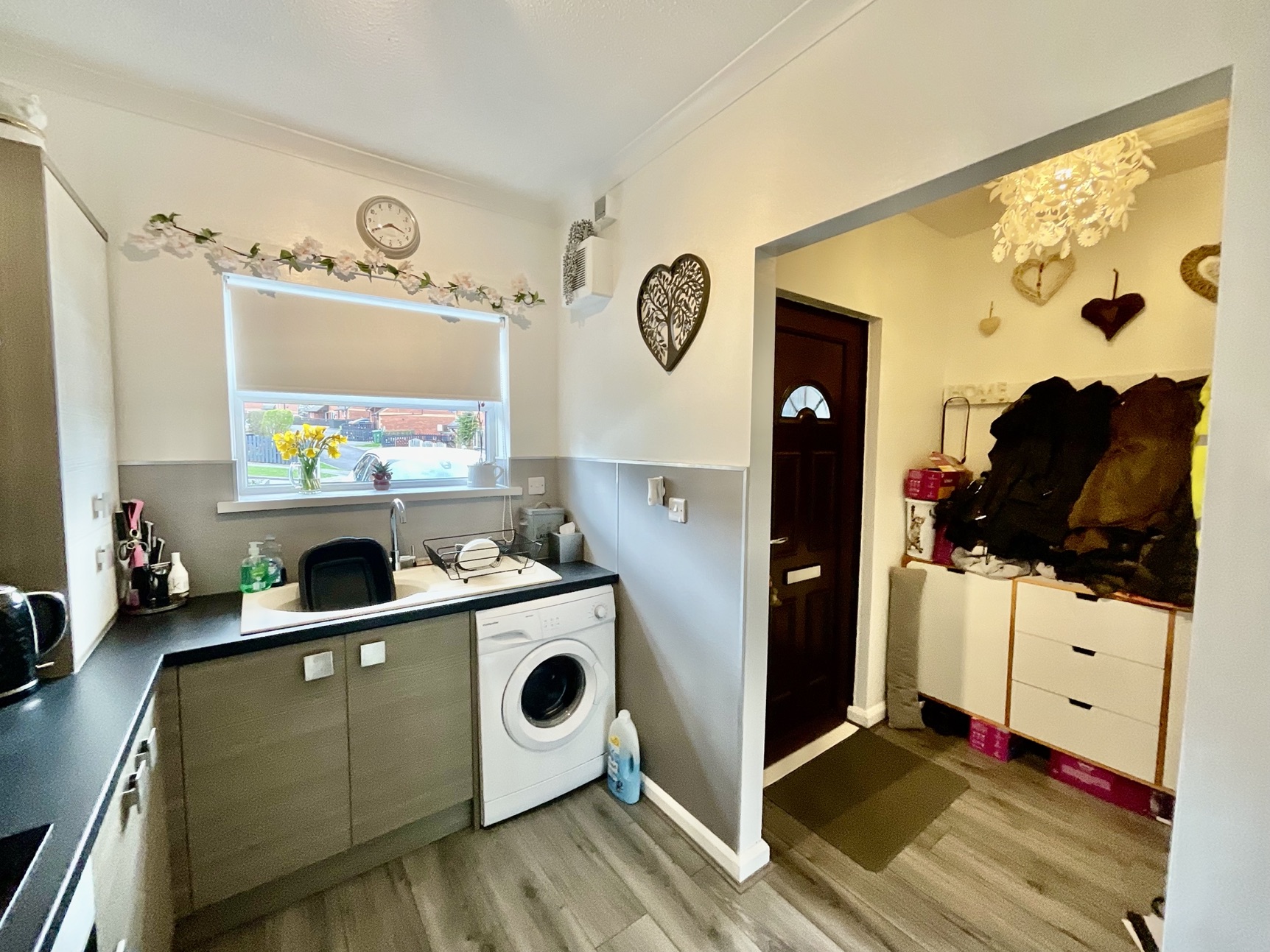 Kitchen Area / Porch 