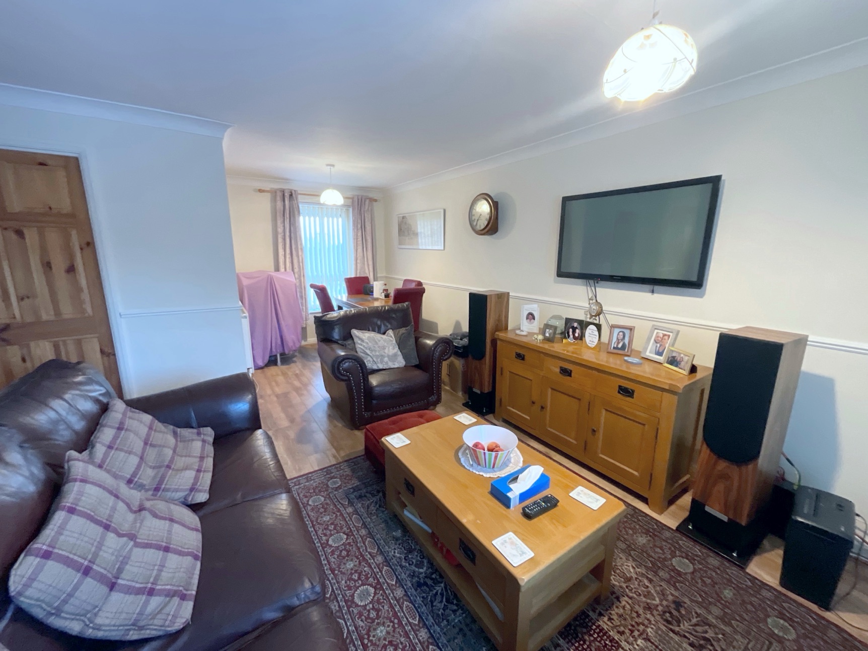 LIVING ROOM/DINING ROOM 