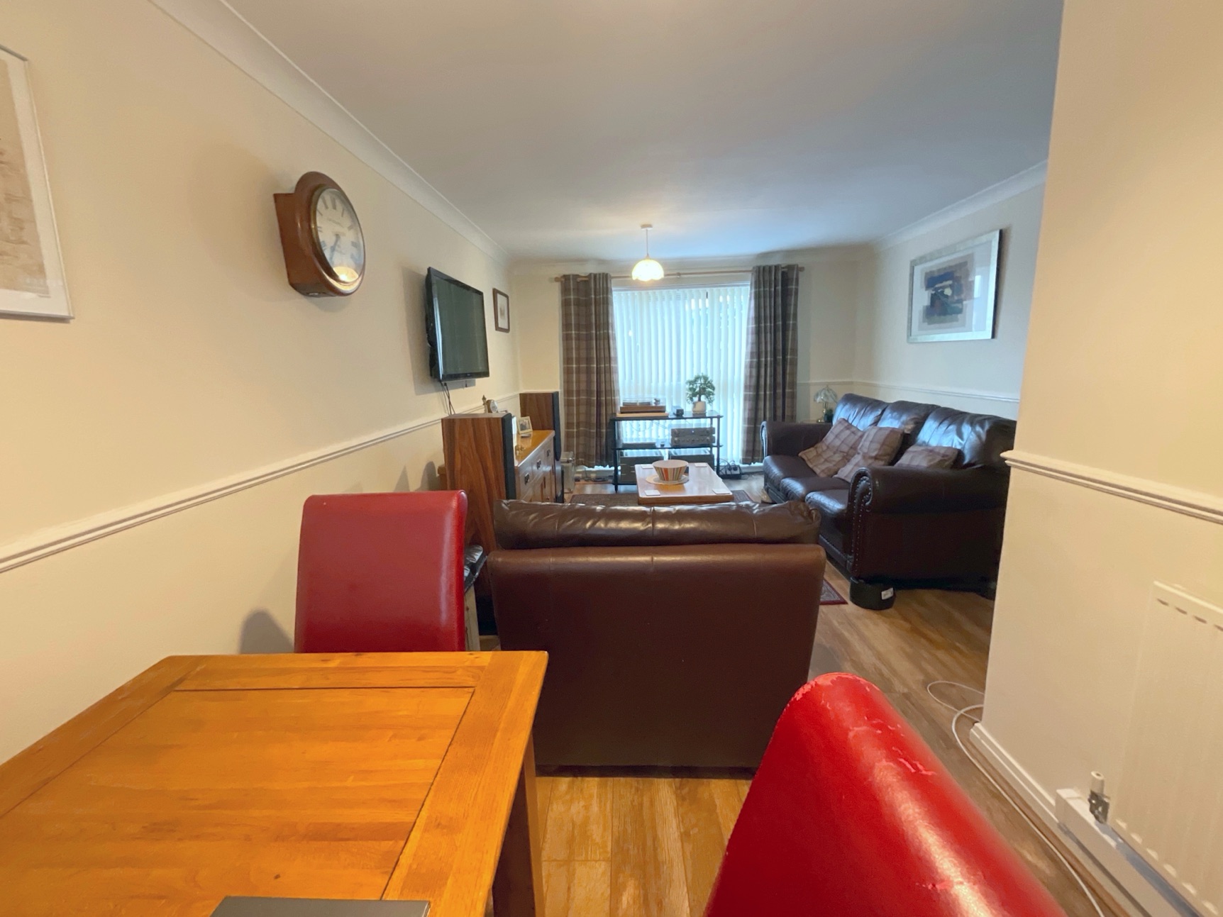 LIVING ROOM/DINING ROOM 