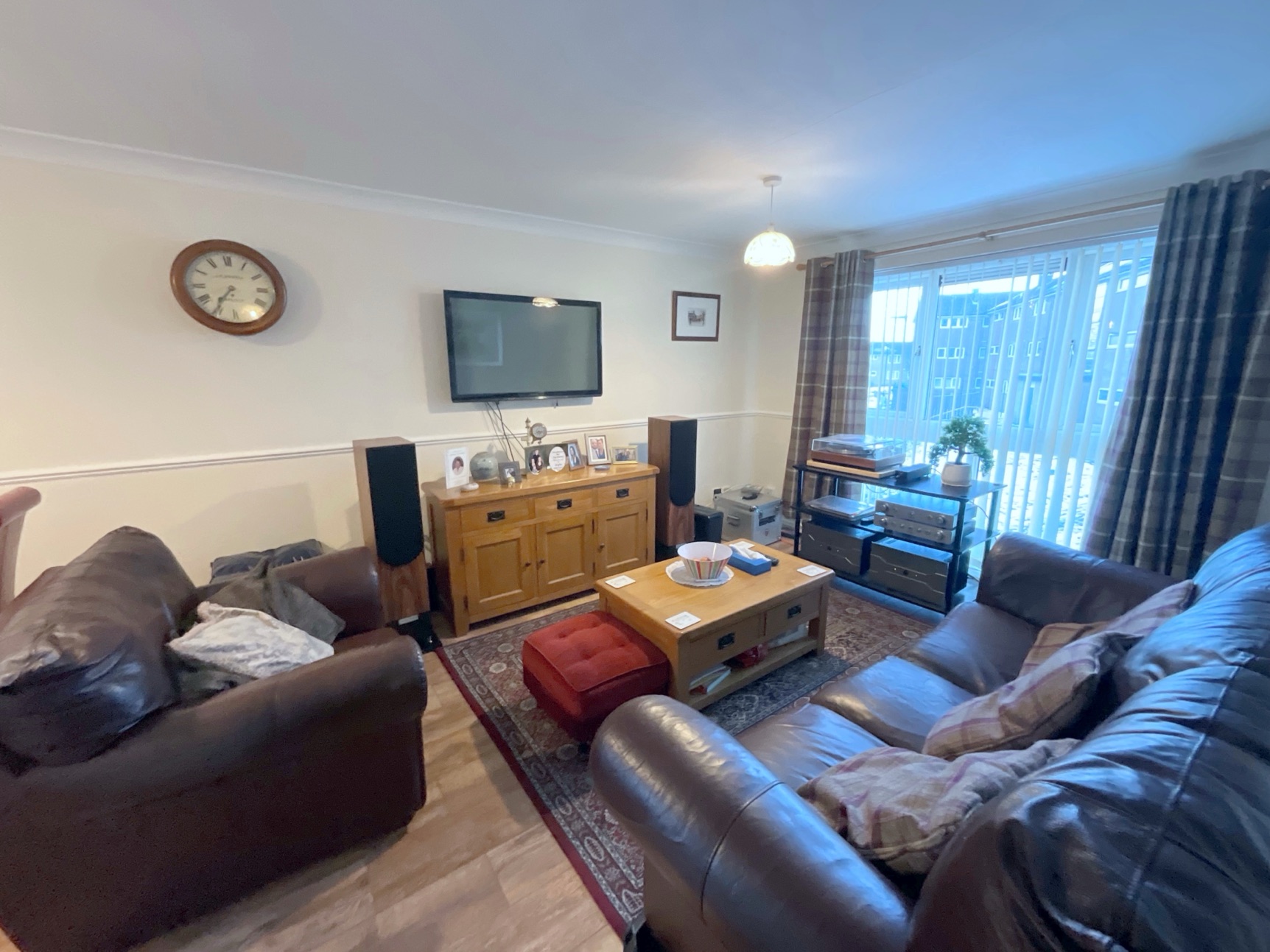 LIVING ROOM/DINING ROOM 