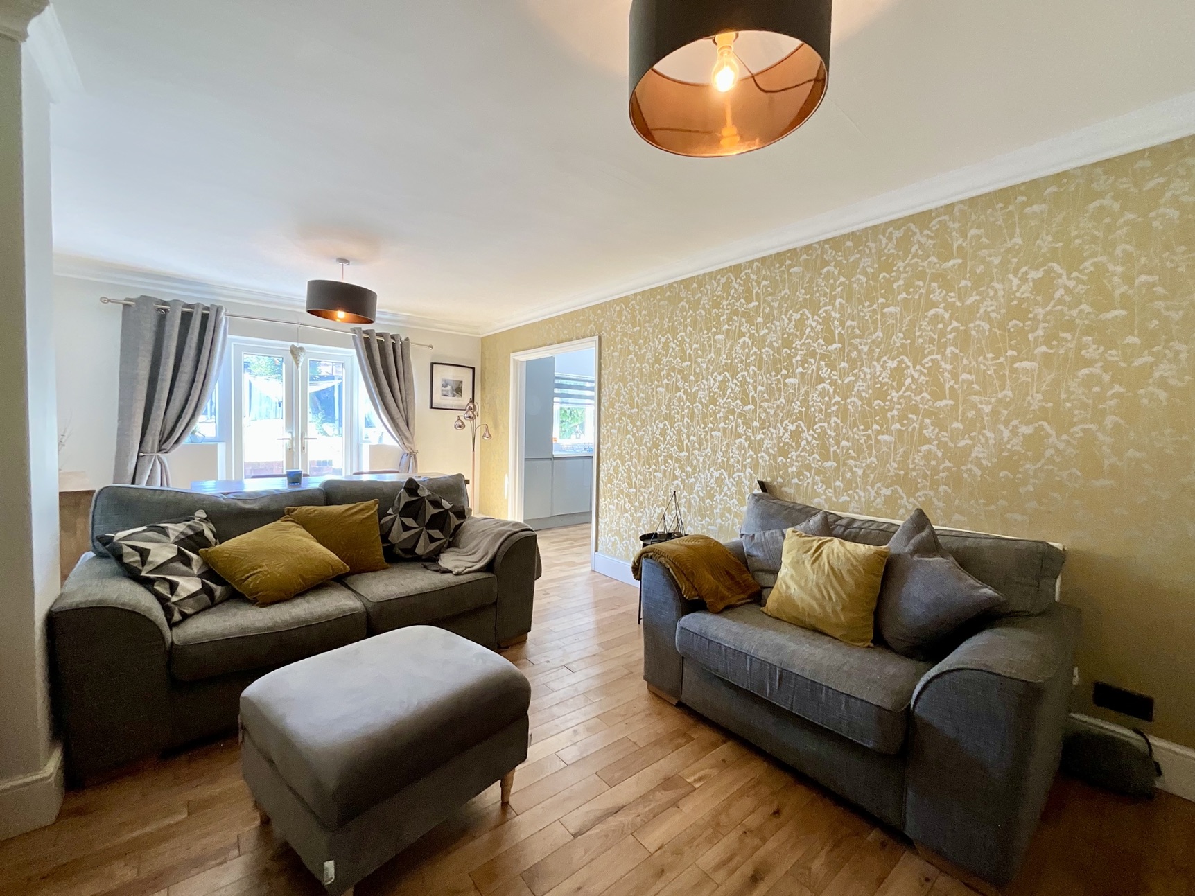 open plan living/dining space