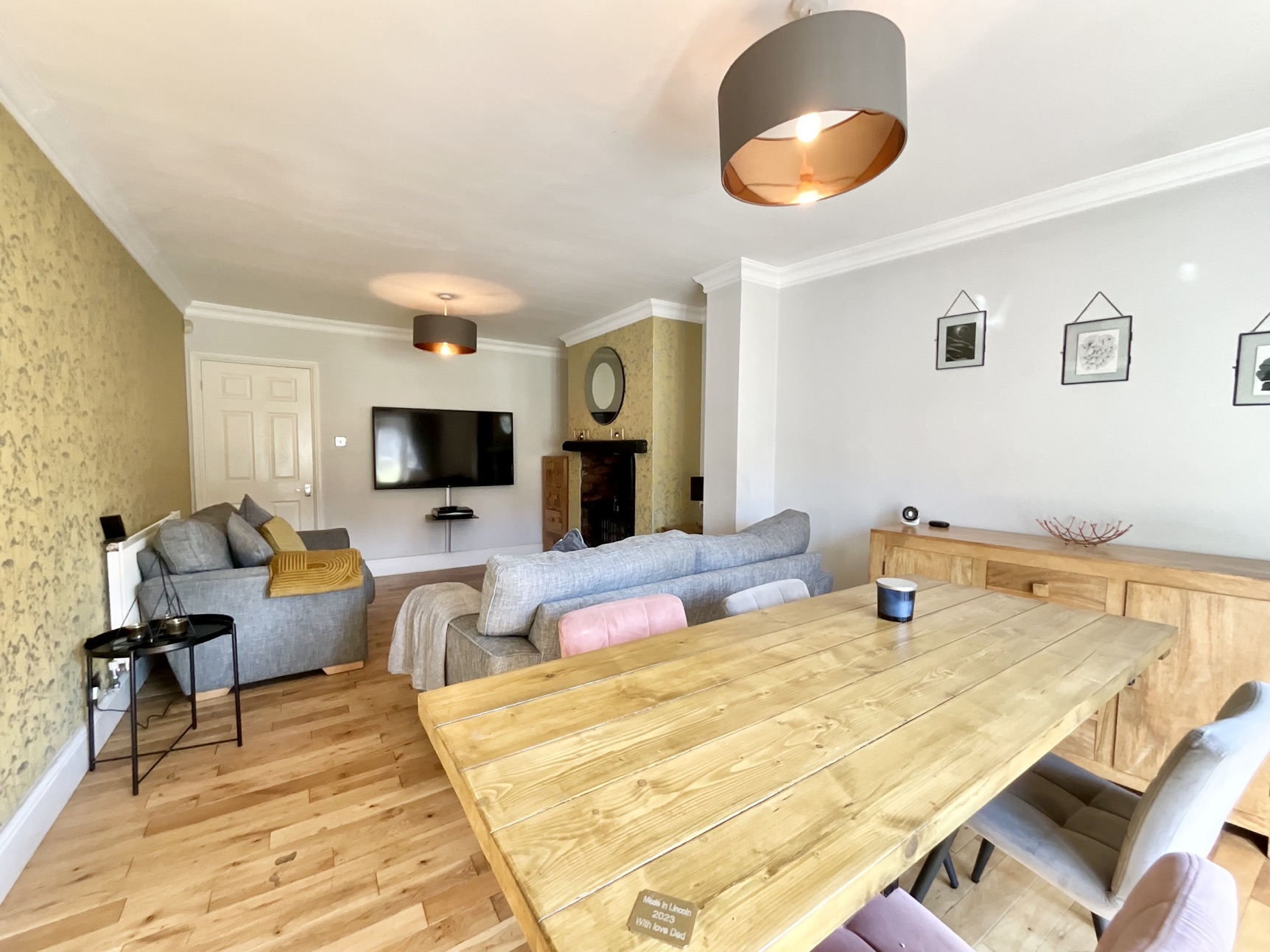 open plan living/dining space