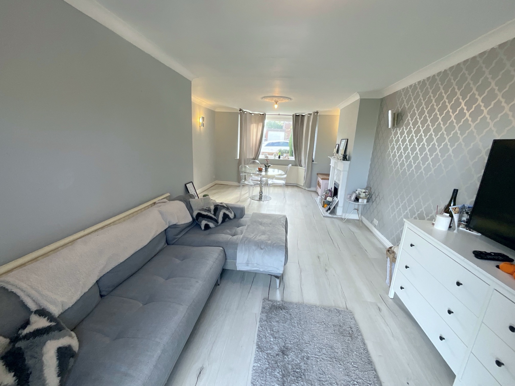 LIVING ROOM/DINER