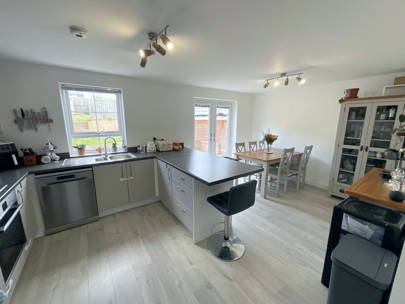 kitchen/dining room 