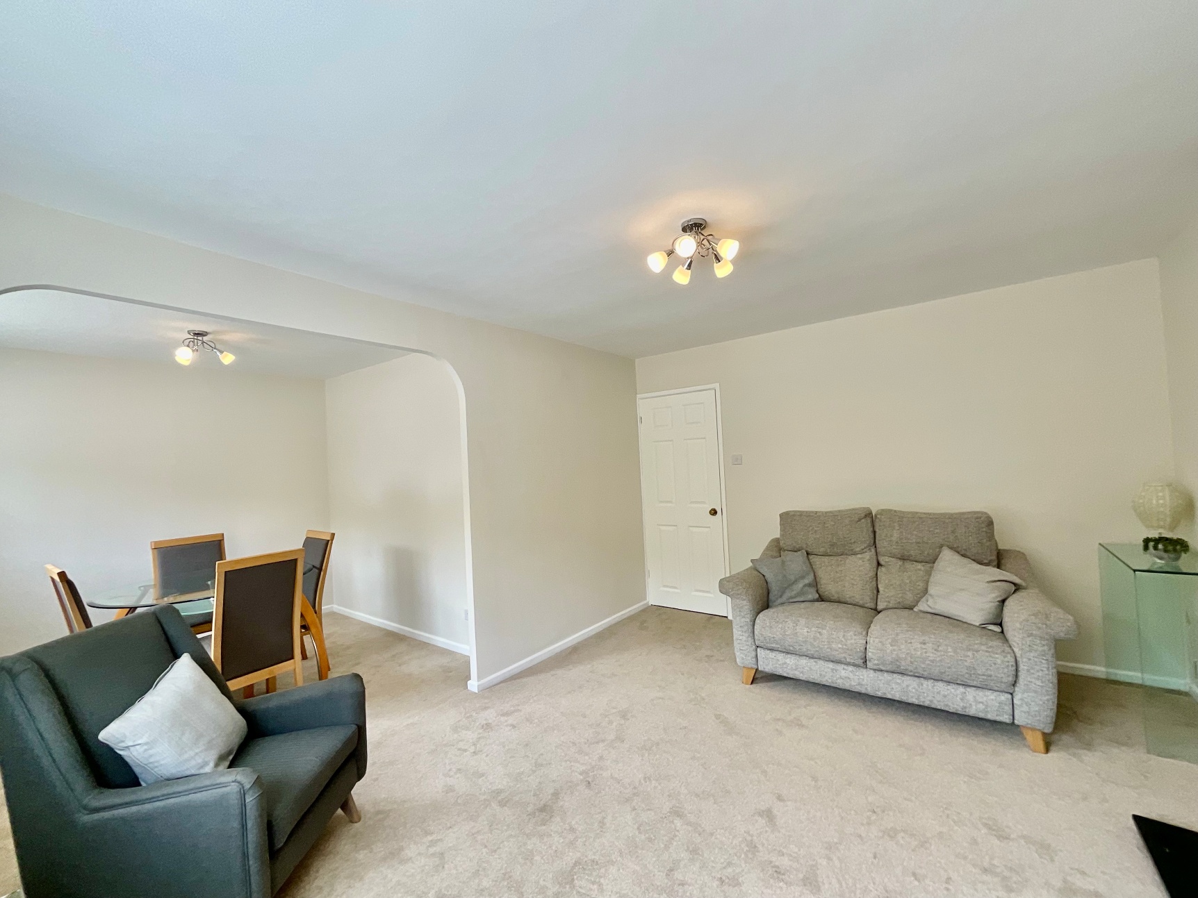 Lounge & Dining Area 