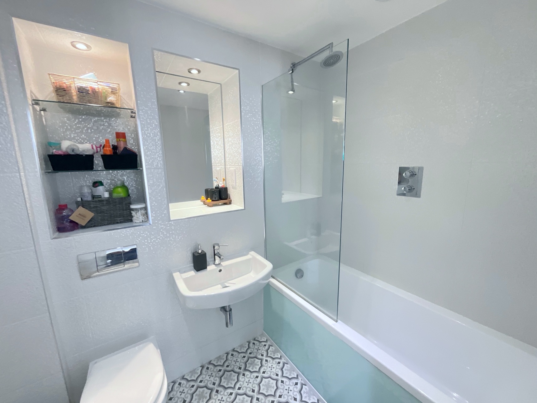 SHOWER ROOM