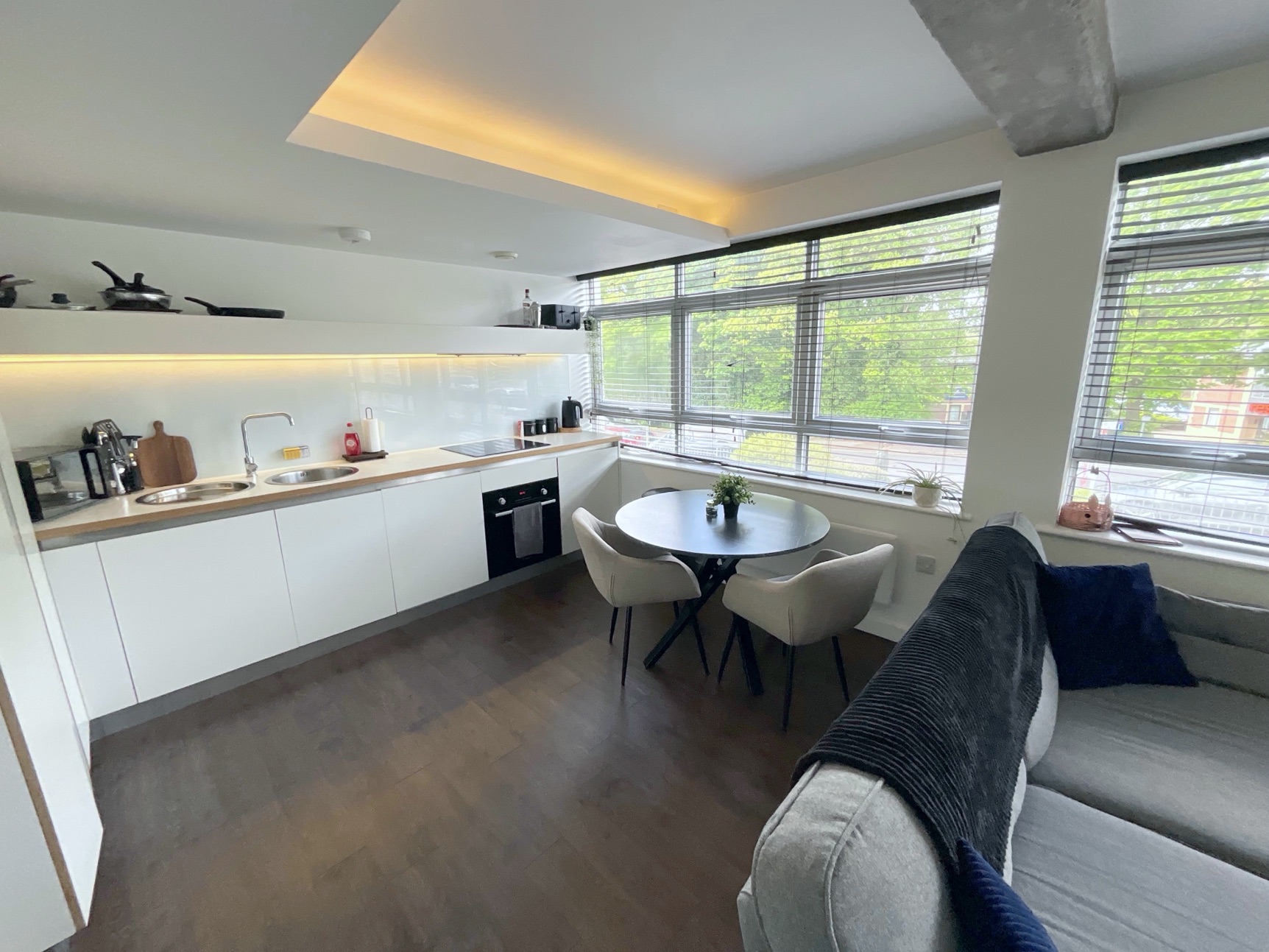LIVING ROOM/DINER