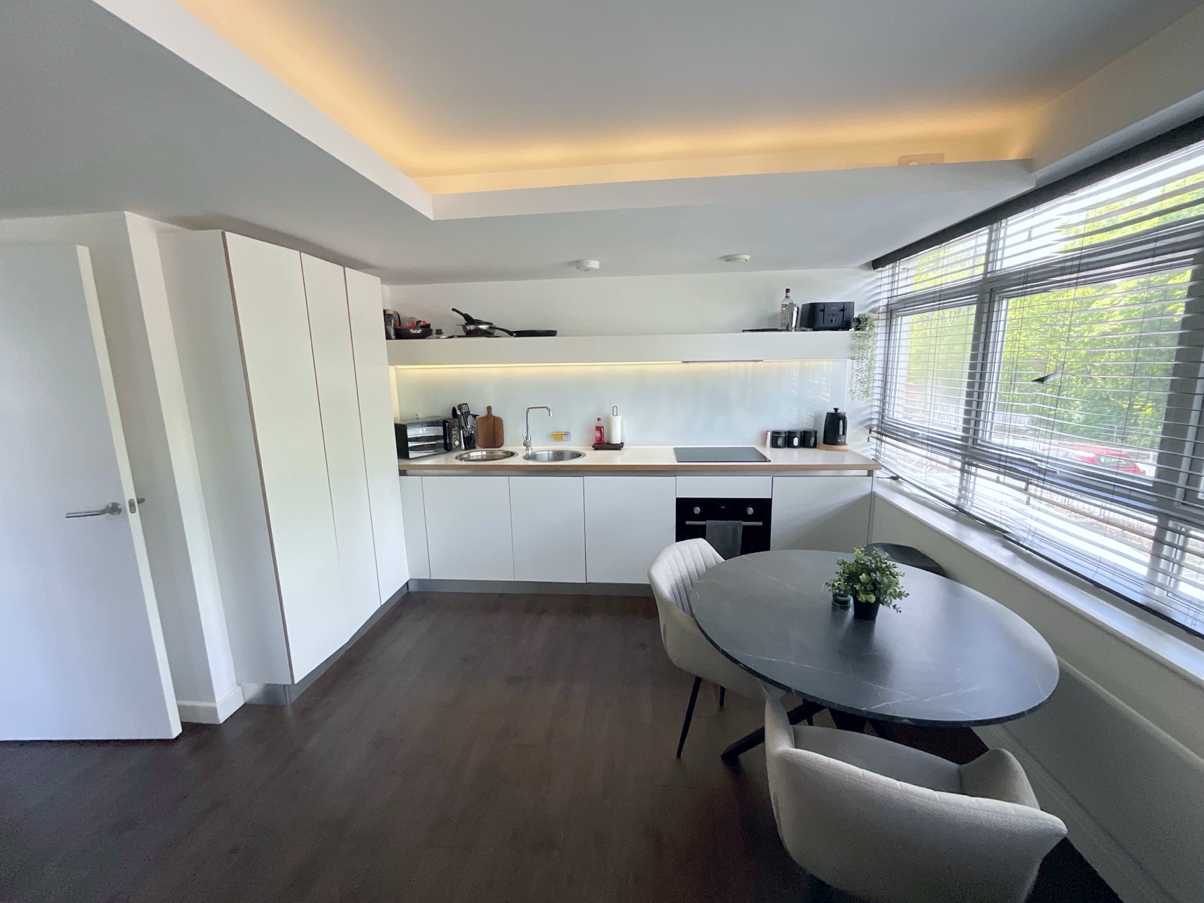 LIVING ROOM/DINER