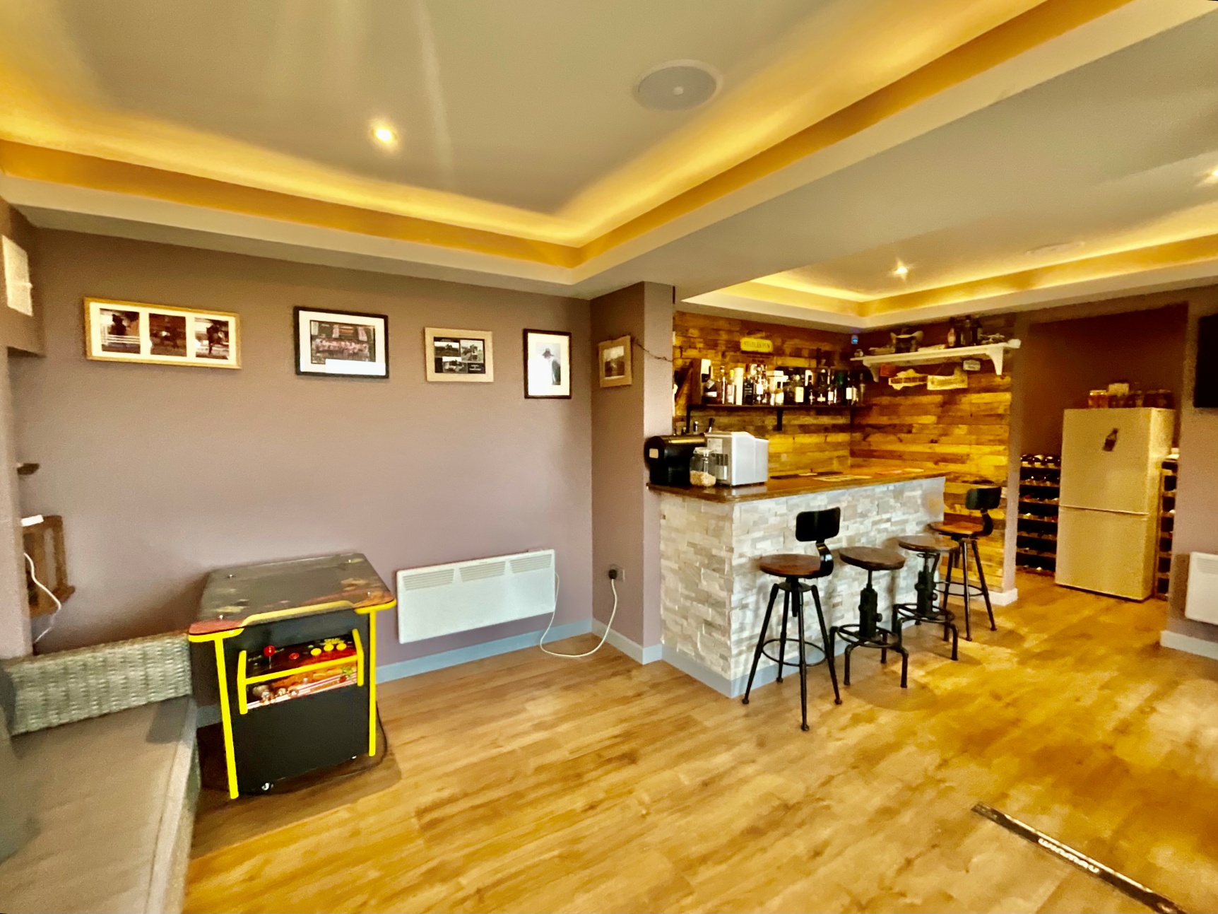 Annexe Bar/ Workplace / Bedroom