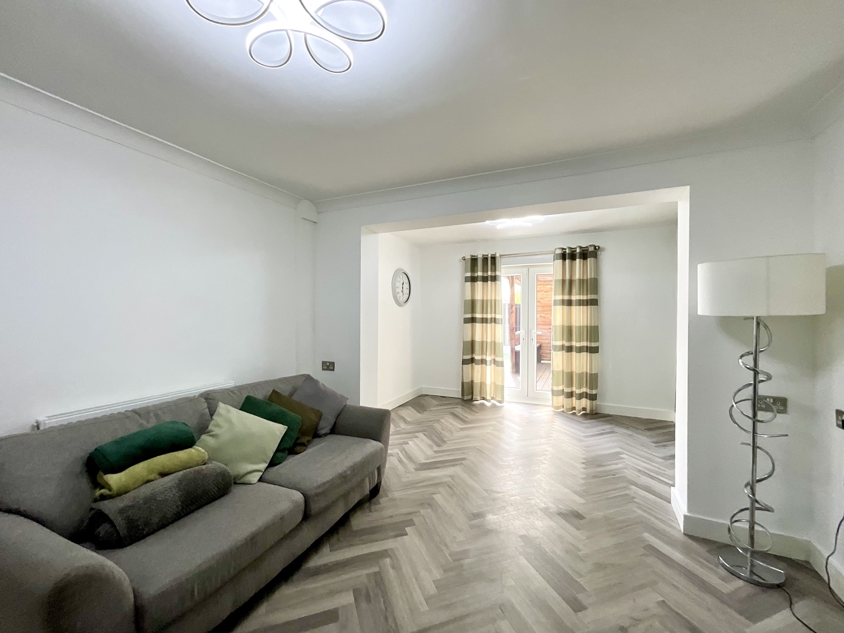 open plan living/dining space
