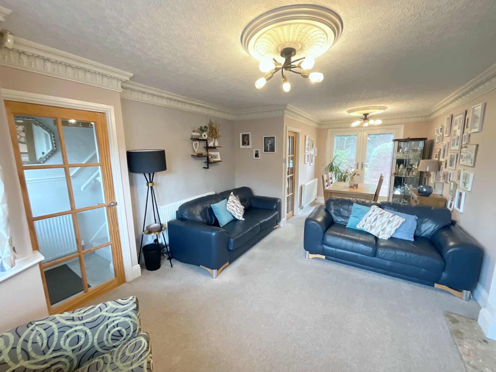 living room/diner