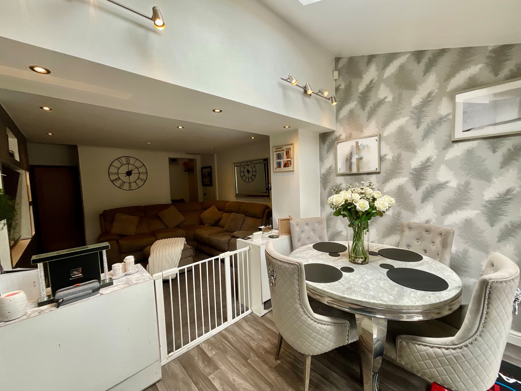 Lounge & Dining Area 