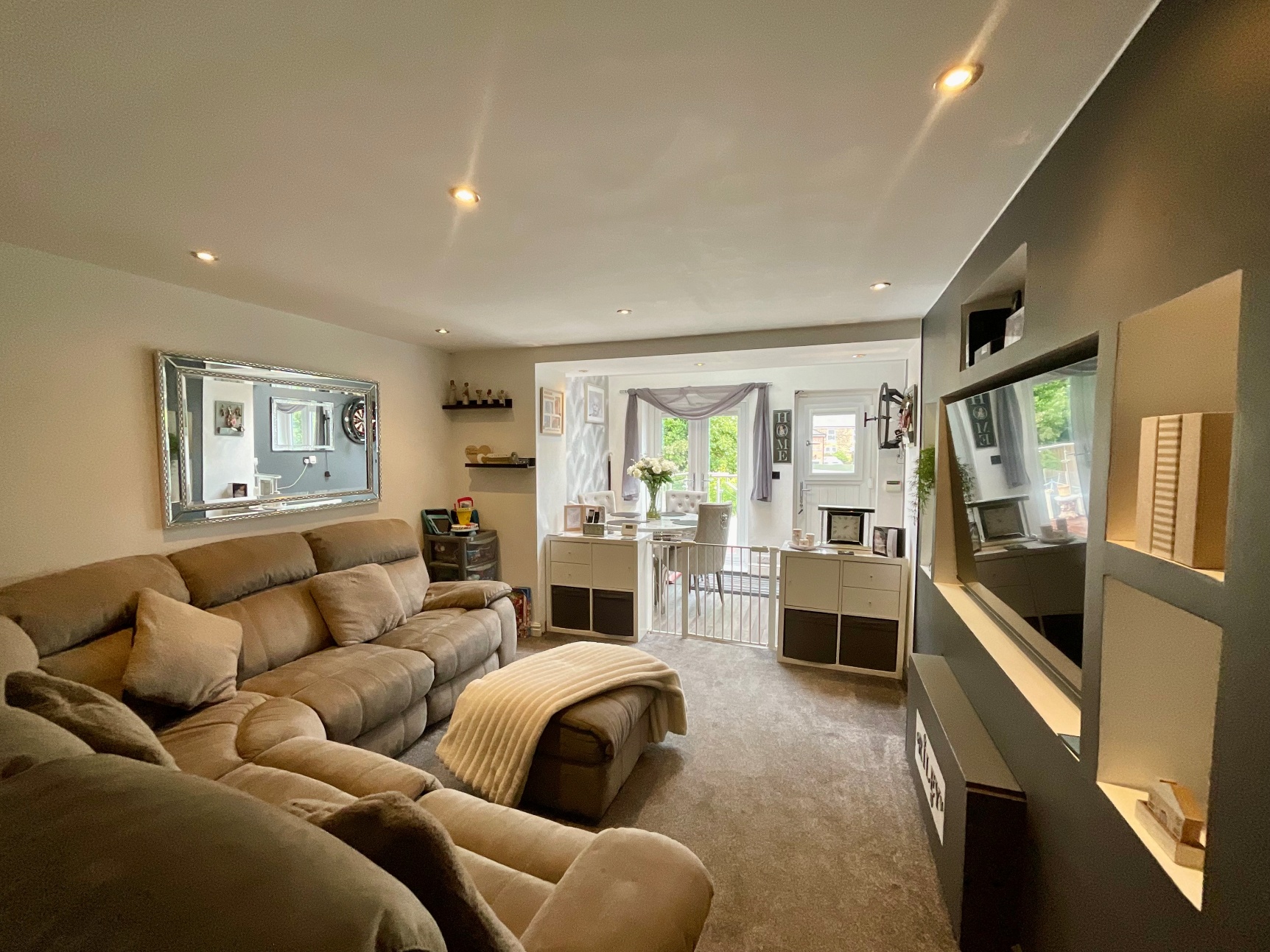 Lounge & Dining Area 