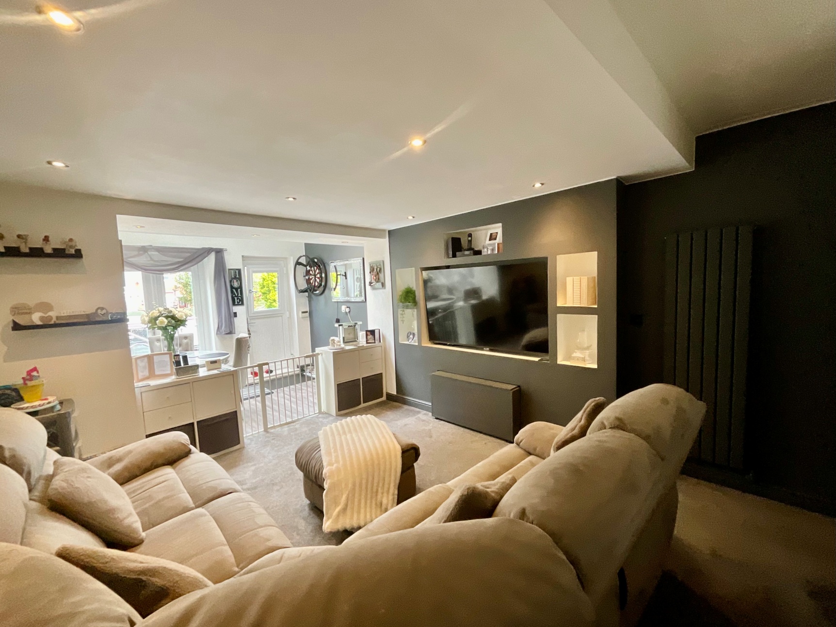 Lounge & Dining Area 