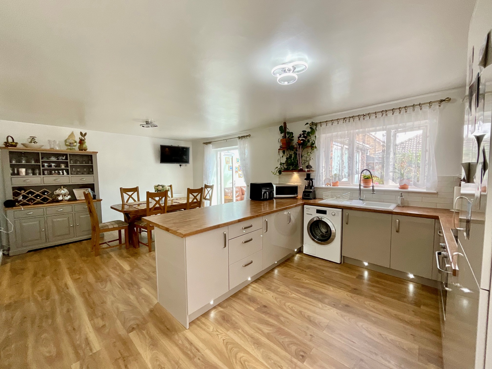 Kitchen Diner 