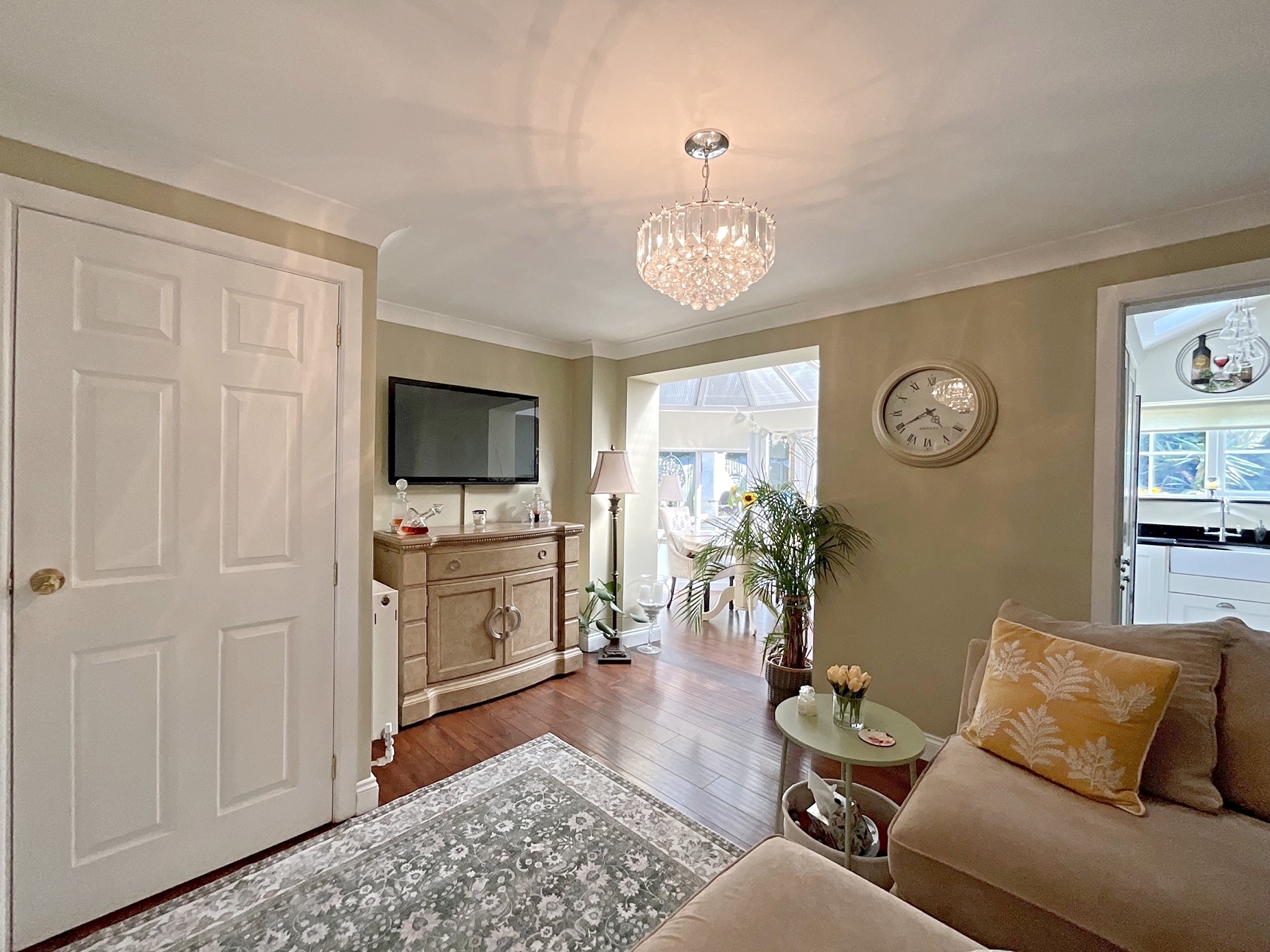 sitting room/dining room