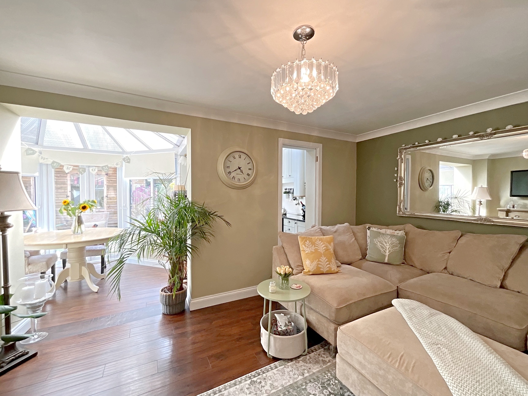 sitting room/dining room